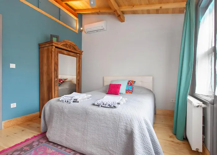 Lägenhet Turquoise House Featured In Elle Decor Magazine